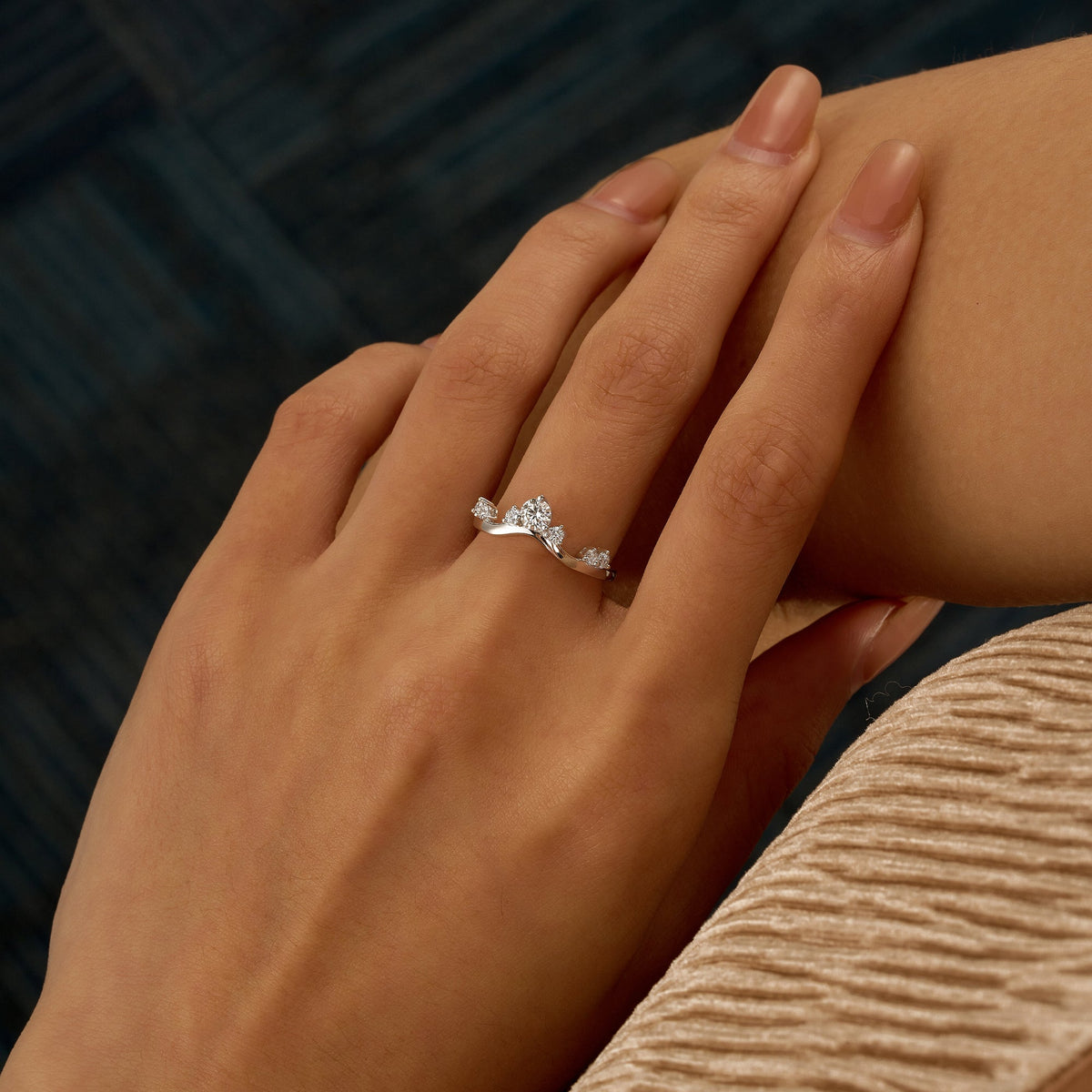 Nature Inspired Curved Moissanite Wedding Band - NavianJewelry™
